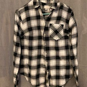 Like new Black white and gold plaid flannel!